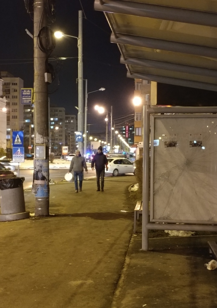 Stație de autobuz vandalizată pe bulevardul Mihai Viteazu