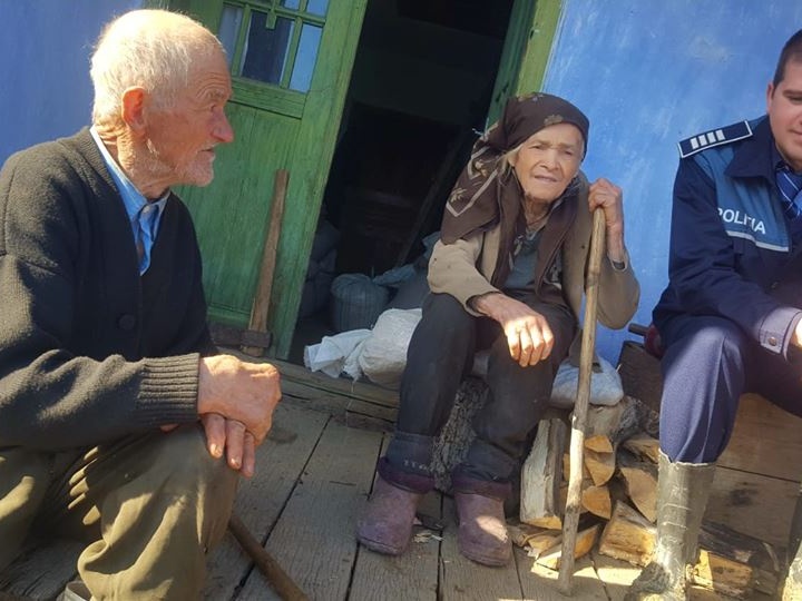 Doi bătrânei de 90 de ani vizitați de Poliția Română pentru prima data