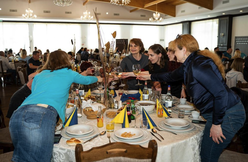 Masă de Paște organizată pentru refugiații ucraineni din Mediaș