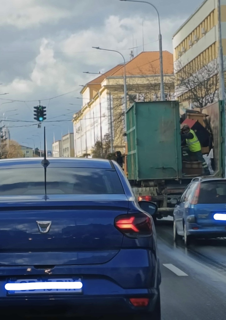 Pericol pe Șosea: O mașină de gunoi încărcată cu deșeuri circula cu ușile deschise, amenințând siguranța rutieră